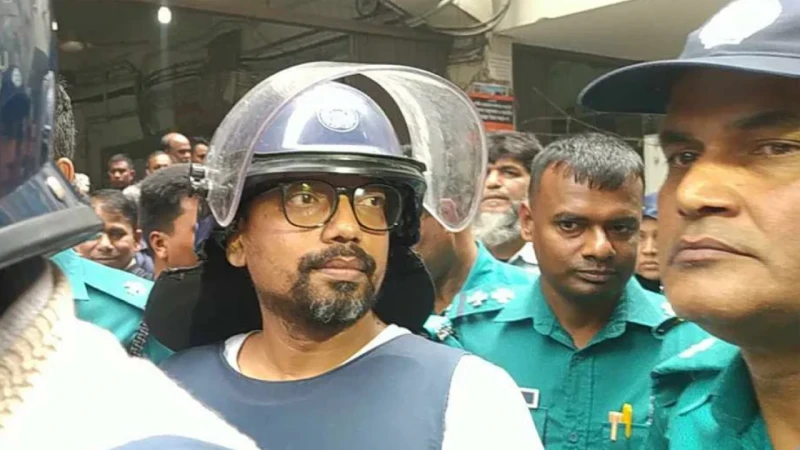 পলকের ঘাড় ও কোমরের হাড় সরে গেছে