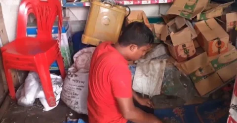 ওষুধ চুরির সময় ধরা, ১০০ রাকাত নামাজ পড়ে ছাড়া পেলেন যুবক