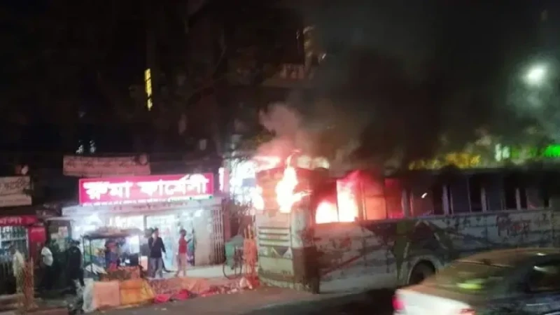 মিরপুরে চলন্ত বাসে হঠাৎ আগুন