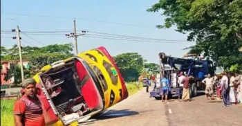 হেলপার চালাচ্ছিলেন বাস, আমতলীতে উল্টে আহত ২৯
