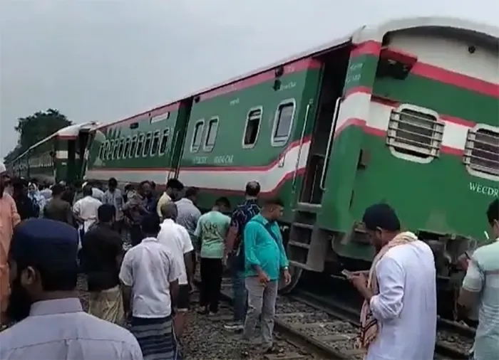 টাঙ্গাইলে লাইনচ্যুত নীলসাগর এক্সপ্রেস, বন্ধ উত্তরবঙ্গের ট্রেন চলাচল
