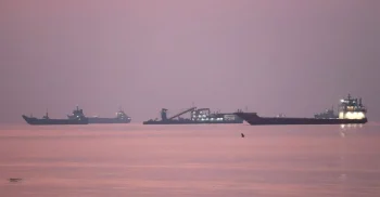 হরমুজ প্রণালিতে মাইন বিস্ফোরণ: চারটি তেলবাহী জাহাজে আগুন