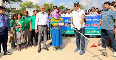 বরিশালে ঘাস কেটে পরিচ্ছন্নতা অভিযানে বিভাগীয় কমিশনার ও জেলা প্রশাসক