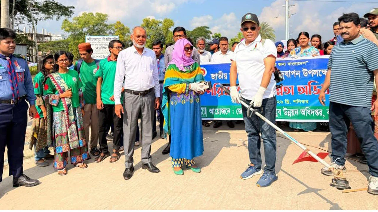 বরিশালে ঘাস কেটে পরিচ্ছন্নতা অভিযানে বিভাগীয় কমিশনার ও জেলা প্রশাসক