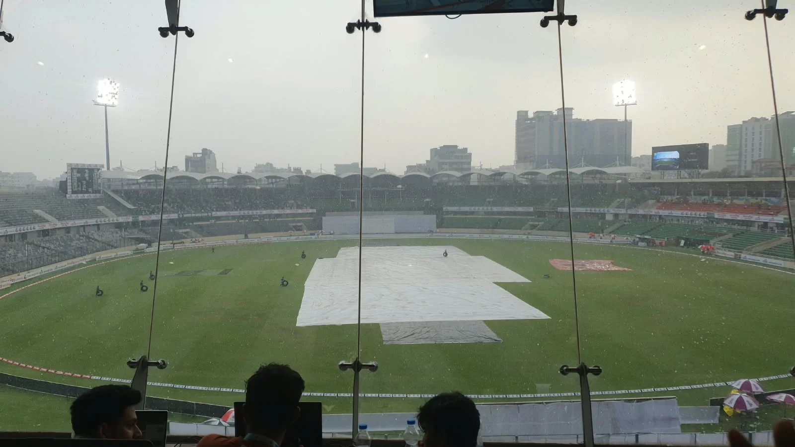 বৃষ্টির বাগড়ায় ঢাকা টেস্টের দ্বিতীয় দিনের খেলা স্থগিত