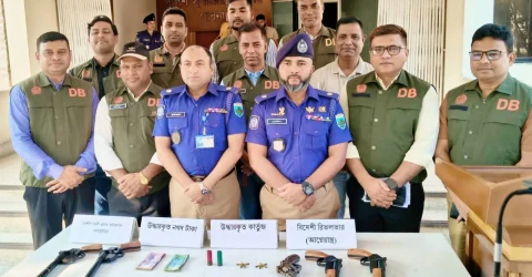 পাবনায় অস্ত্র ও গুলিসহ গ্রেপ্তার ৪, নেপথ্যে বড় সিন্ডিকেট