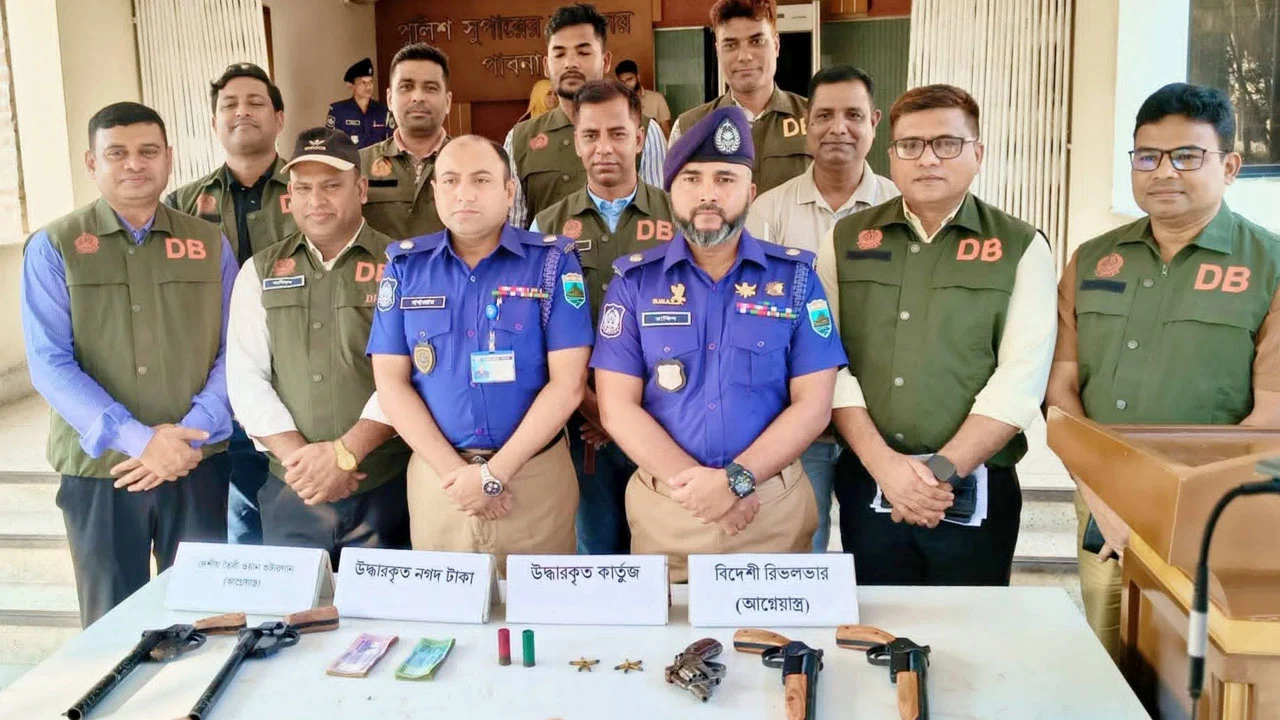পাবনায় অস্ত্র ও গুলিসহ গ্রেপ্তার ৪, নেপথ্যে বড় সিন্ডিকেট