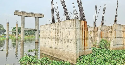 রূপগঞ্জে বালু নদের সেতুর নির্মাণকাজ ২৩ বছরেও শেষ হয়নি