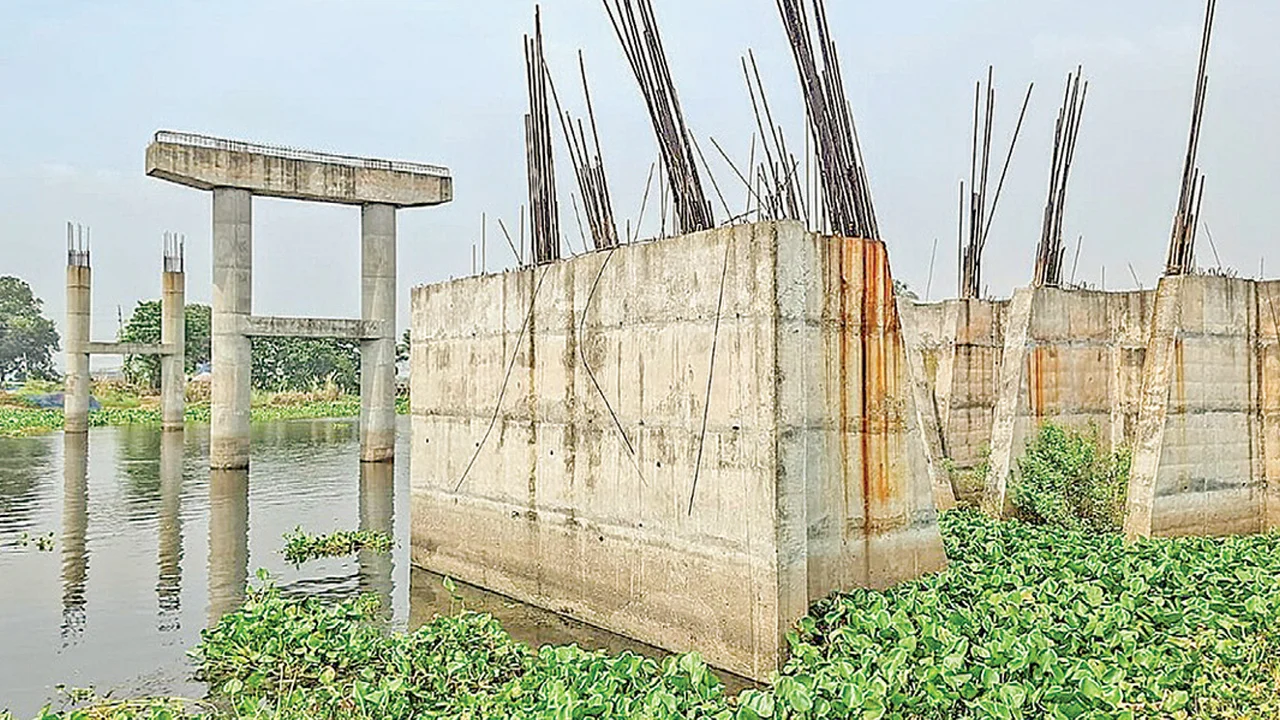 রূপগঞ্জে বালু নদের সেতুর নির্মাণকাজ ২৩ বছরেও শেষ হয়নি