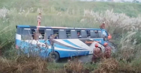 মুন্সীগঞ্জে মহাসড়কের রেলিং ভেঙে খাদে বাস: নিহত ৩