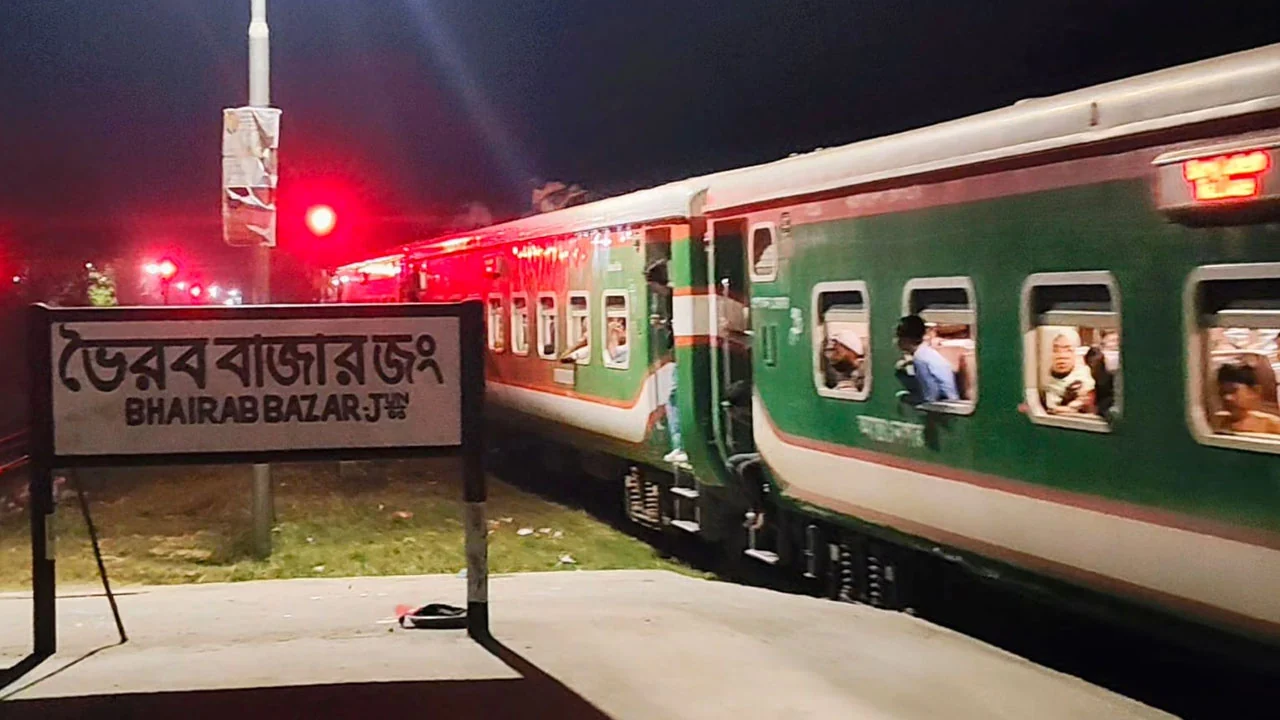 ইঞ্জিন ছাড়াই এক কিলোমিটার পেছনে গড়াল কিশোরগঞ্জ এক্সপ্রেস