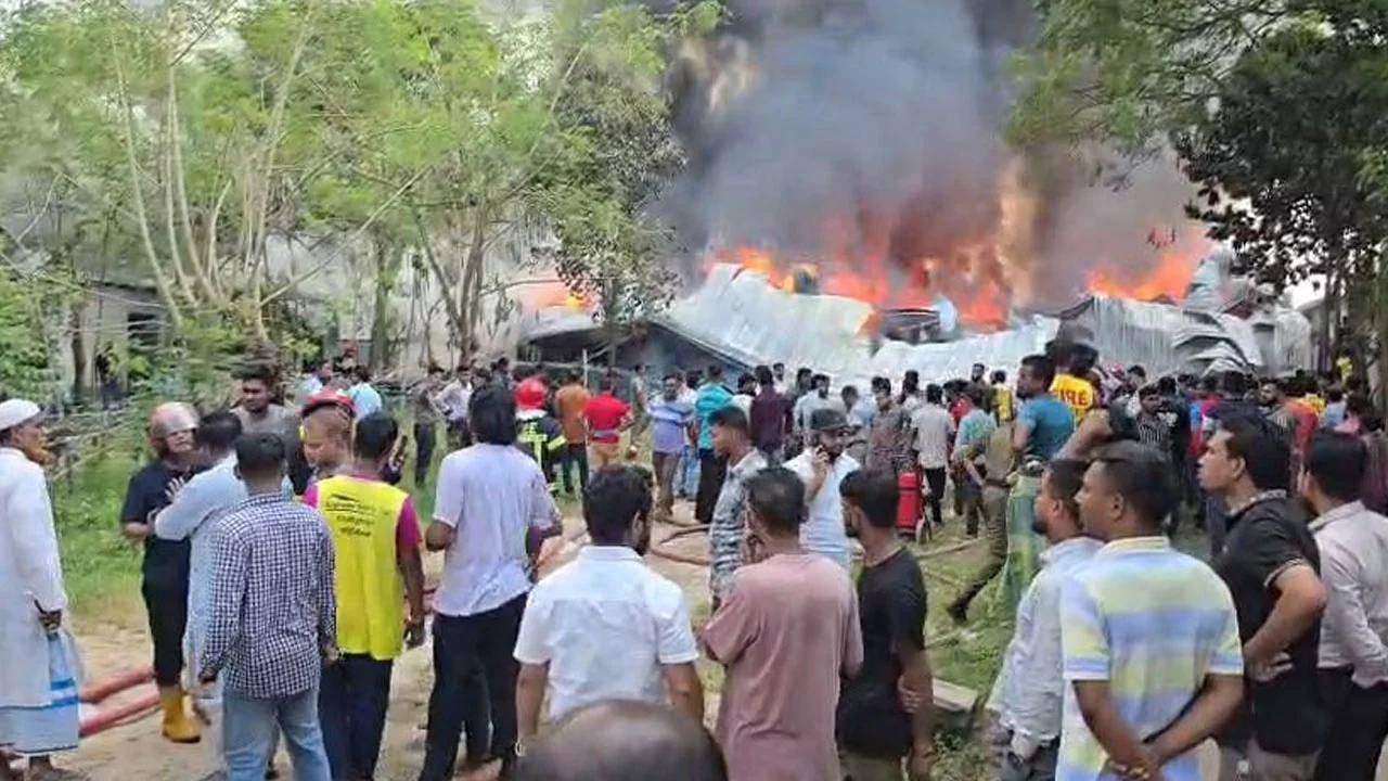 গাজীপুরে সুপ্রিম গার্মেন্টসের গুদামে আগুন, নিয়ন্ত্রণে ৯ ইউনিট
