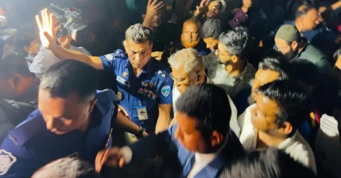 ‘ক্যাম্পাসে না ফেরার শর্তে’ পুলিশ পাহারায় চুয়েট ছাড়লেন ভিসি