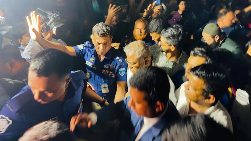 ‘ক্যাম্পাসে না ফেরার শর্তে’ পুলিশ পাহারায় চুয়েট ছাড়লেন ভিসি