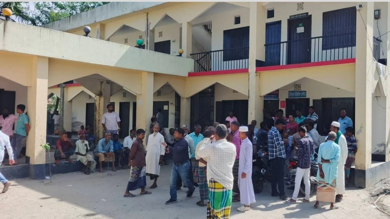 সারের দাবিতে লালমনিরহাটে কৃষকদের মহাসড়ক অবরোধ