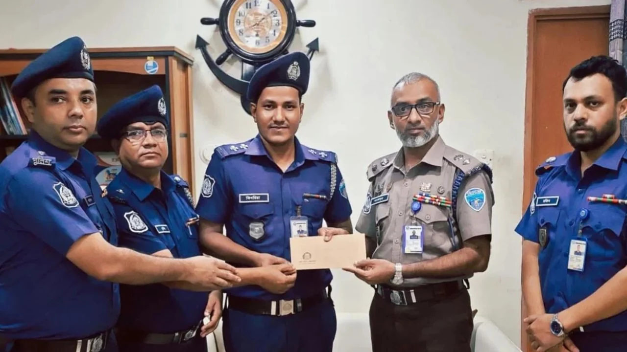 অভিযোগে জড়িত ব্যক্তি এসআইকে পুরস্কৃত করলেন কক্সবাজারের পুলিশ সুপার