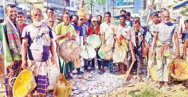 সিলেটের শ্রমিক হাটে কাজের সন্ধানে মানুষের উপচে পড়া ভিড়