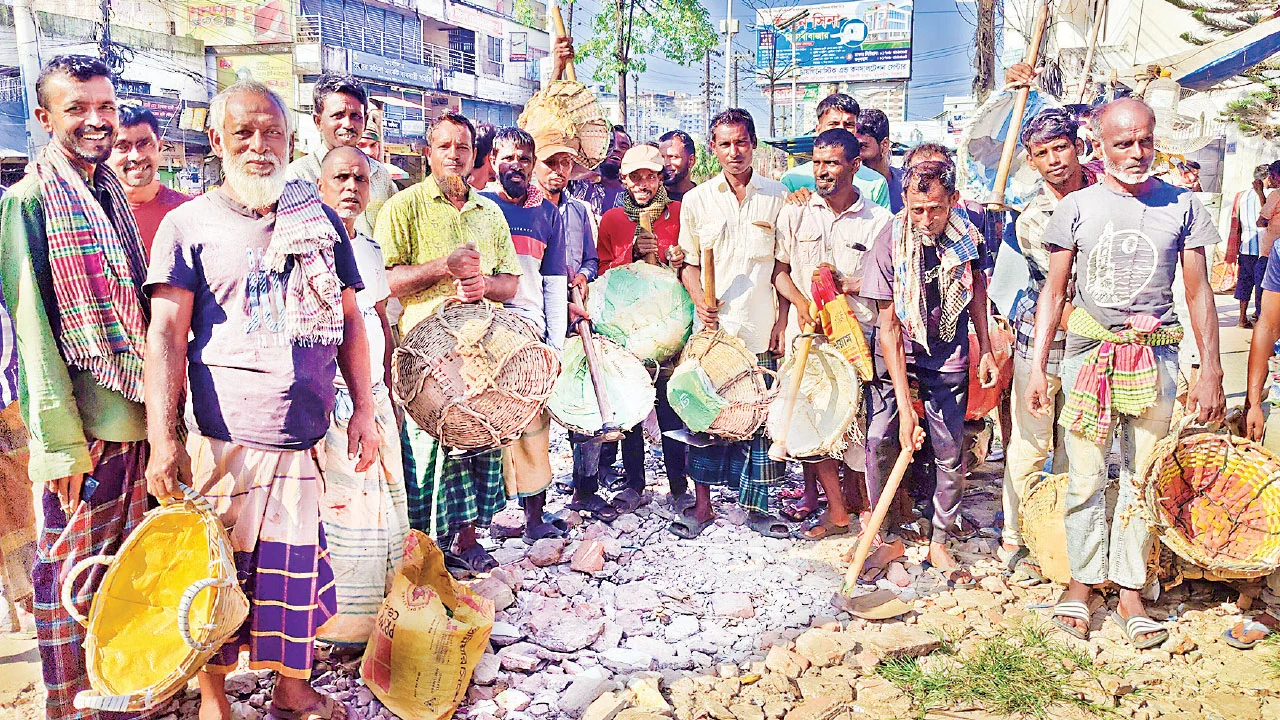 সিলেটের শ্রমিক হাটে কাজের সন্ধানে মানুষের উপচে পড়া ভিড়
